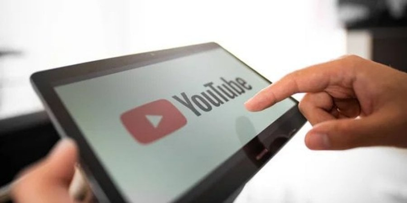 Без непристойностей. YouTube пом’якшив політику щодо оголених грудей у відео